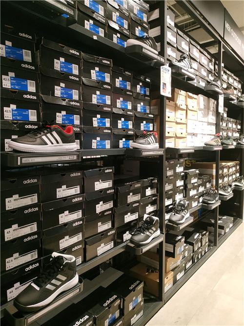 在工厂店林立的鞋都晋江我们走进了耐克和阿迪的品牌折扣店